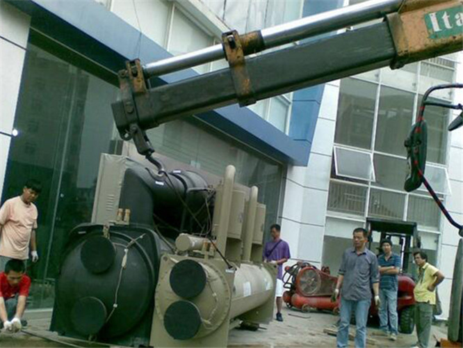 文山随车吊和汽车吊的核心区别是什么？哪种更省钱？